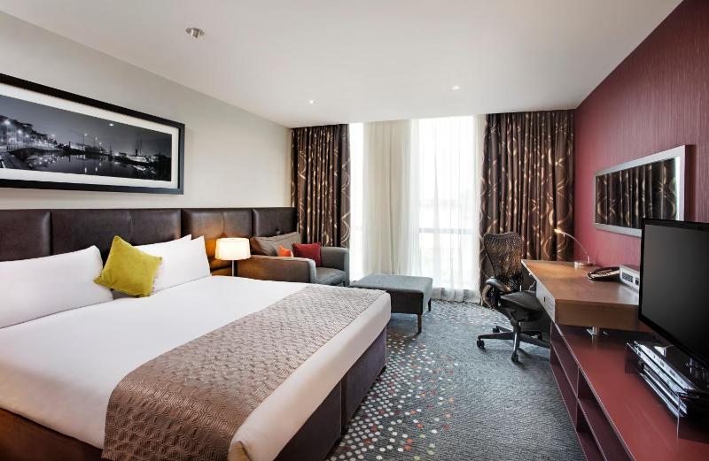 Premium King Room with Sofa Bed image 4