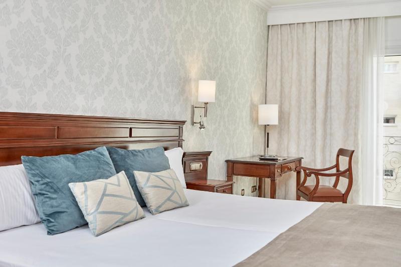 Double or Twin Room (2 Adults + 1 Child) image 1