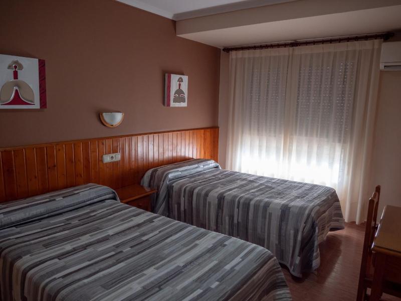 Twin Room image 3