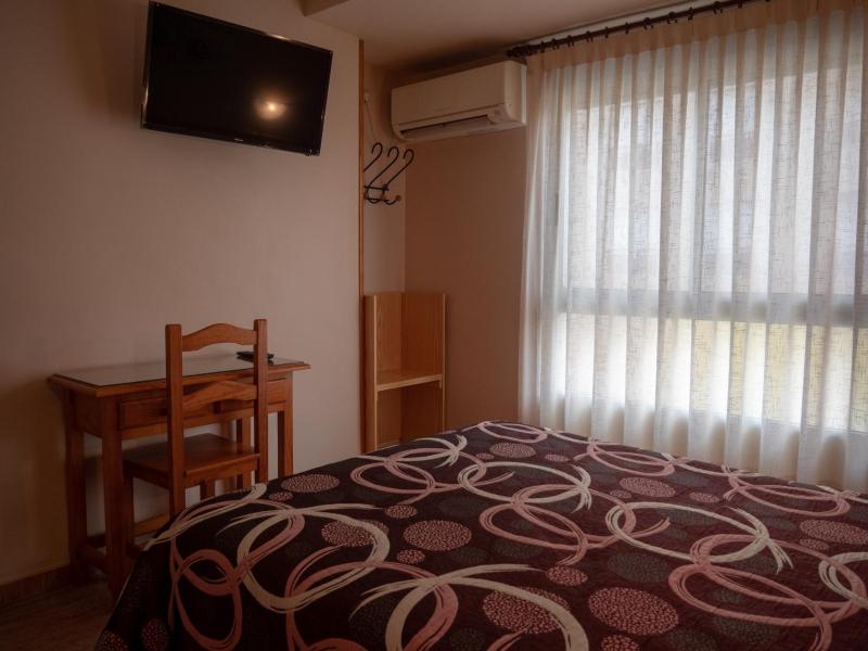 Standard Queen Room image 3