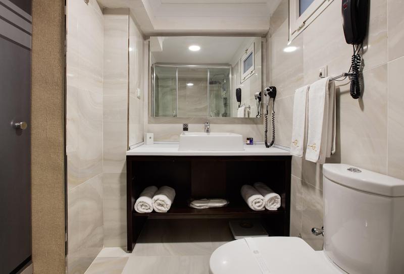 One-Bedroom Suite image 3