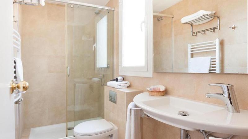 Standard Twin Room image 2