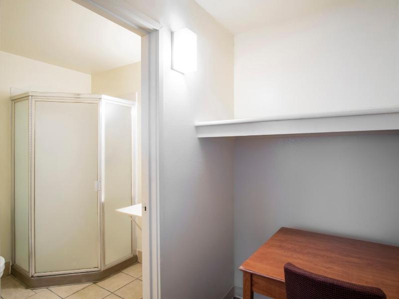 Double Room image 4