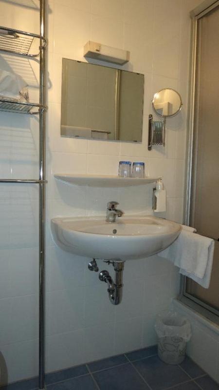 Double Room image 3