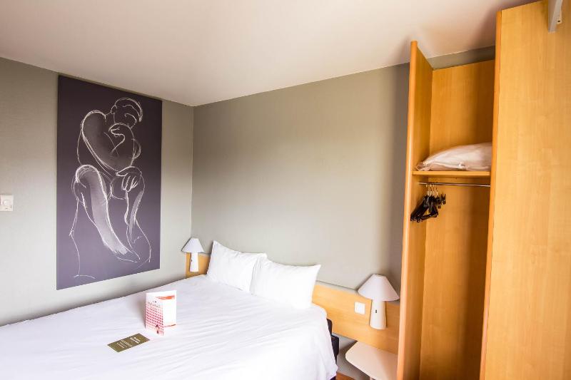Standard Double Room image 4