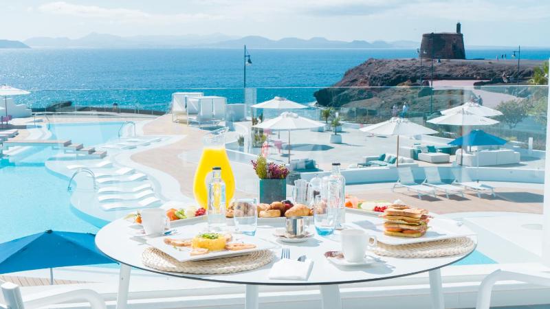 Standard Twin Room with Sea View image 2