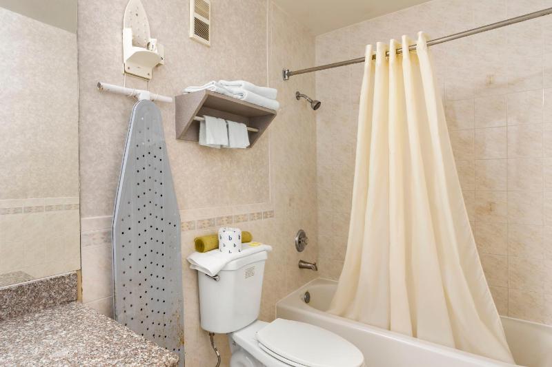 Double Room with Two Double Beds - Non-Smoking/Pet-Friendly image 3