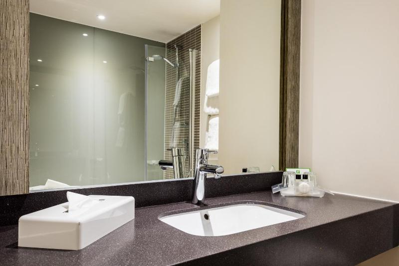 Standard Twin Room with Walk-In Shower image 2