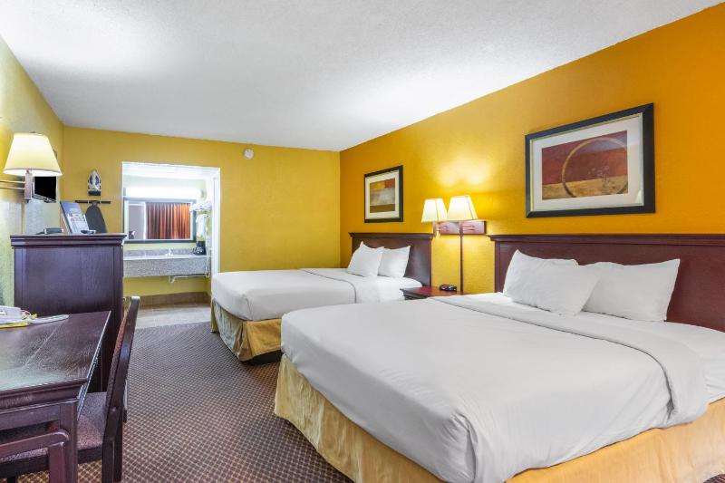Queen Room with Two Queen Beds - Non-Smoking image 2