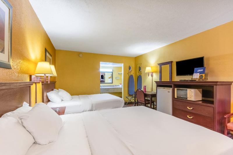 Queen Room with Two Queen Beds - Smoking image 1