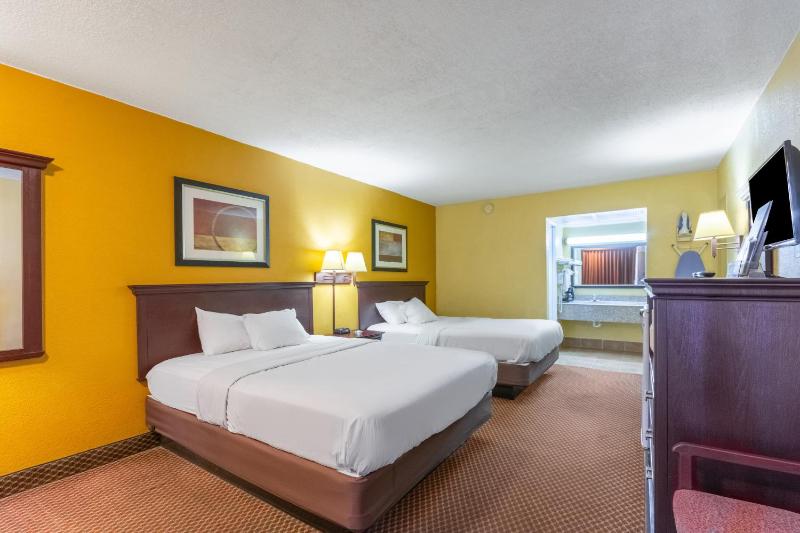 Queen Room with Two Queen Beds - Smoking image 2
