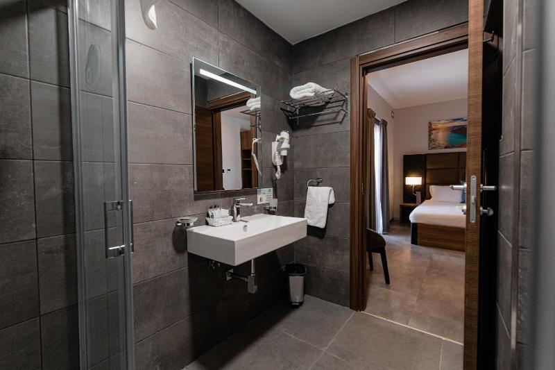 Standard Double Room with Balcony/ Urban View image 1