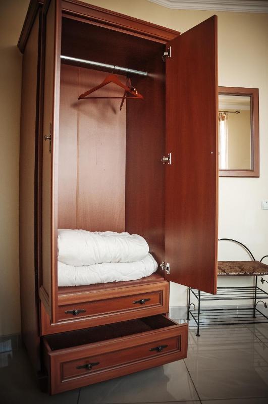 Twin Room image 4
