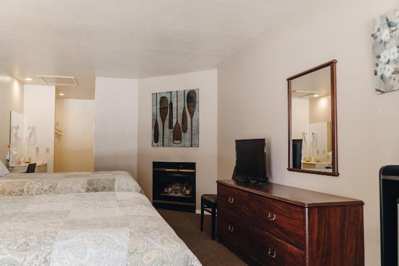 Vintage Lakeside Inn - image 4