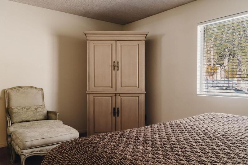 Vintage Lakeside Inn - image 40