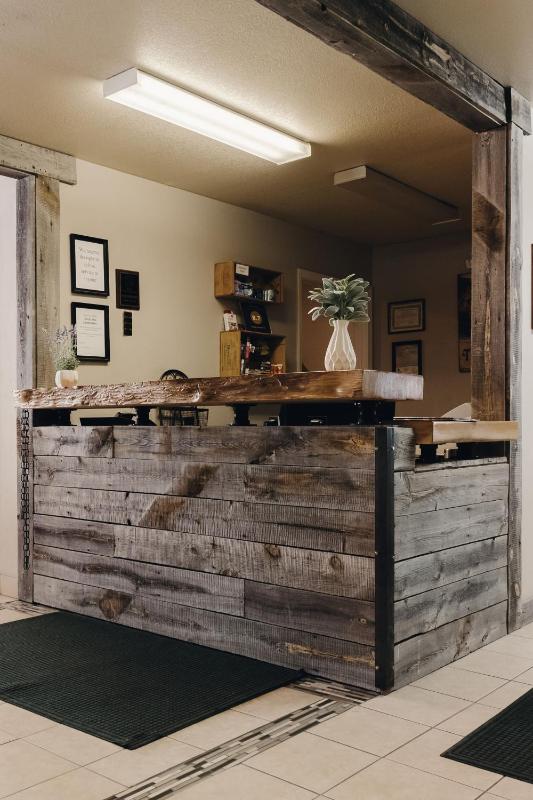 Vintage Lakeside Inn - image 2