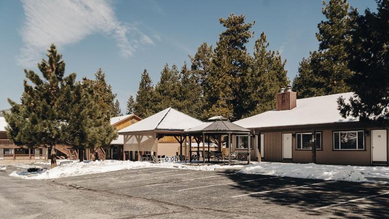 Vintage Lakeside Inn - image 31