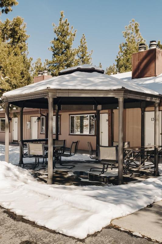 Vintage Lakeside Inn - image 15