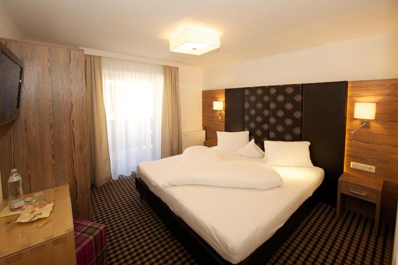 Quadruple Room with Balcony image 4