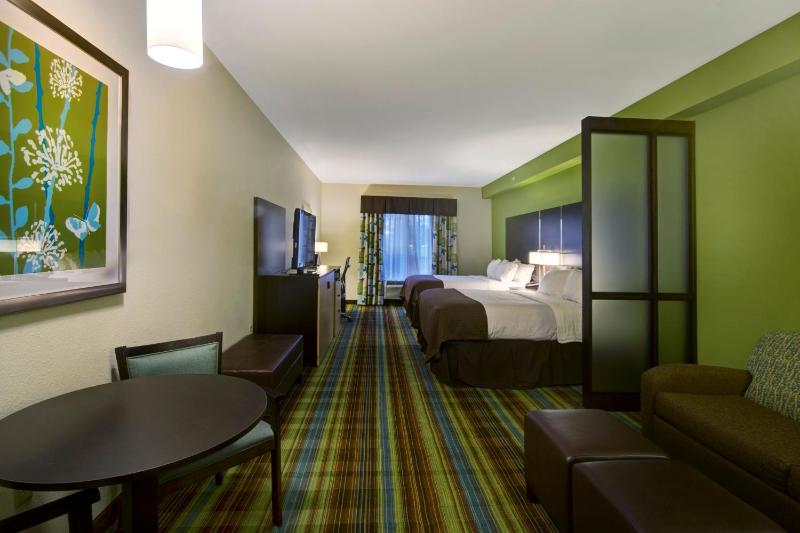 Queen Suite with Two Queen Beds and Additional Living Area image 4