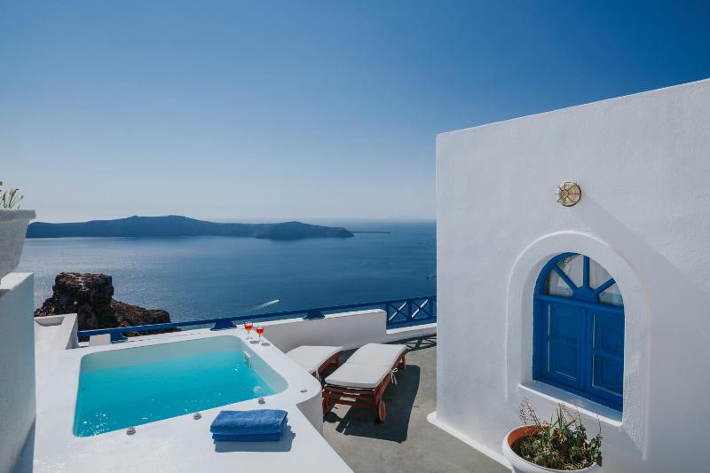 Suite with Outdoor Jetted Tub and Caldera View image 2