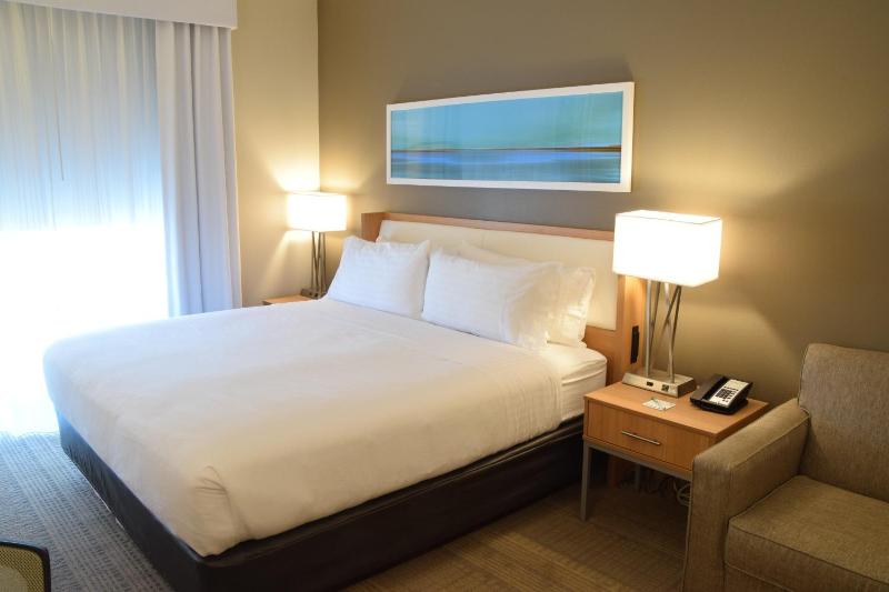 Standard King Room image 3