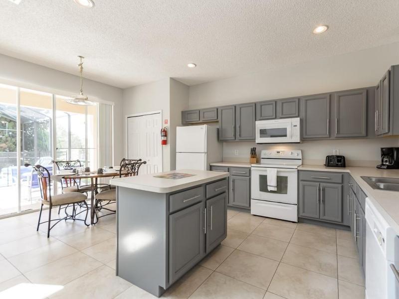 Six-Bedroom Apartment image 2