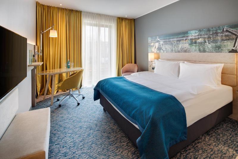 Standard Queen Room image 4