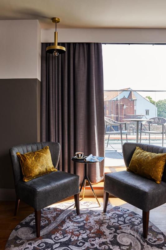 Deluxe Premium King Room with Balcony image 2