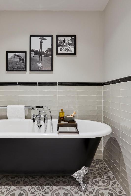 Deluxe Premium King Room with Balcony image 4