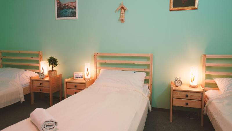 Standard Triple Room image 2