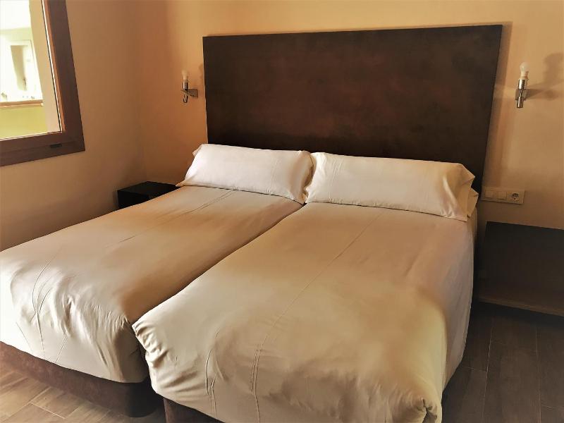 Superior Twin Room image 3