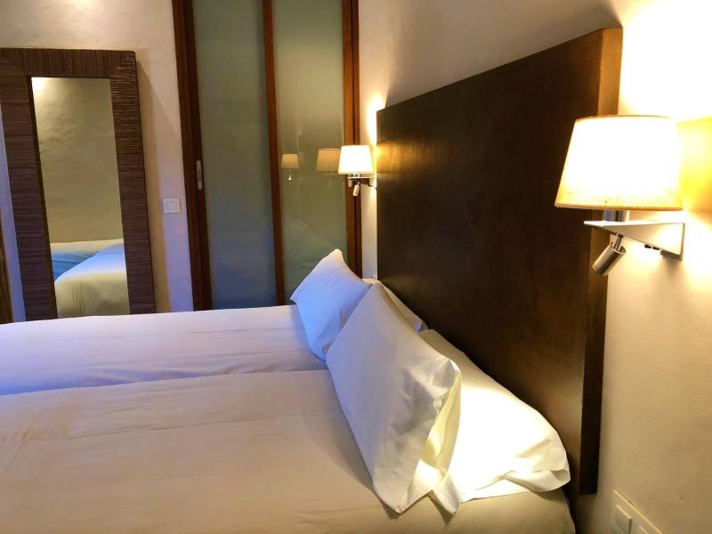 Superior Twin Room image 4