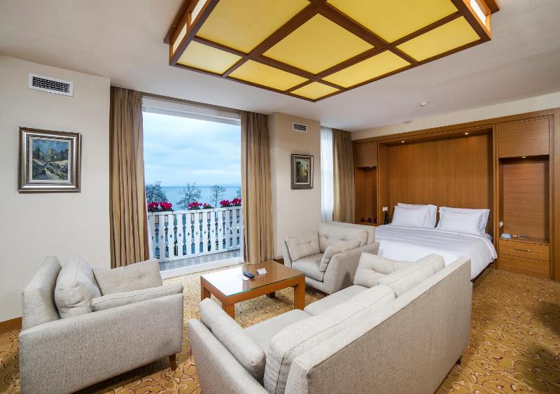 Suite with Balcony and Sea View - Non-Smoking image 3