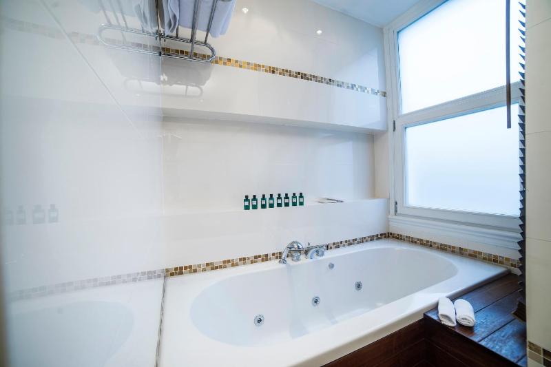 Suite with Balcony and Sea View - Non-Smoking image 4