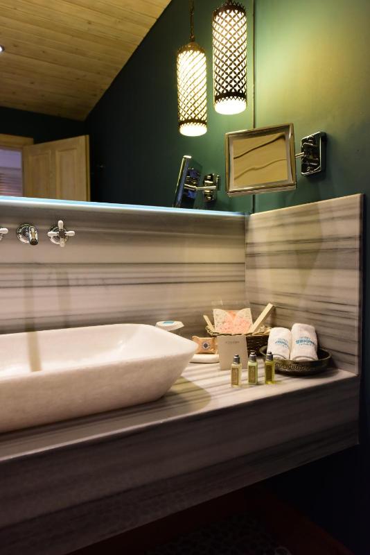 Queen Suite Sea View with Jacuzzi image 3