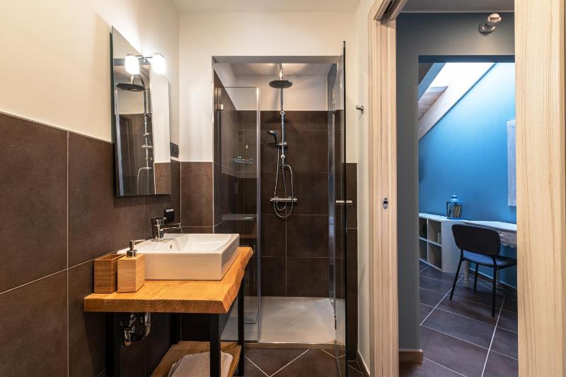 Twin Room with Private Bathroom image 1