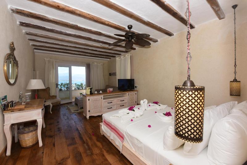 Queen Suite Sea View with Jacuzzi image 1