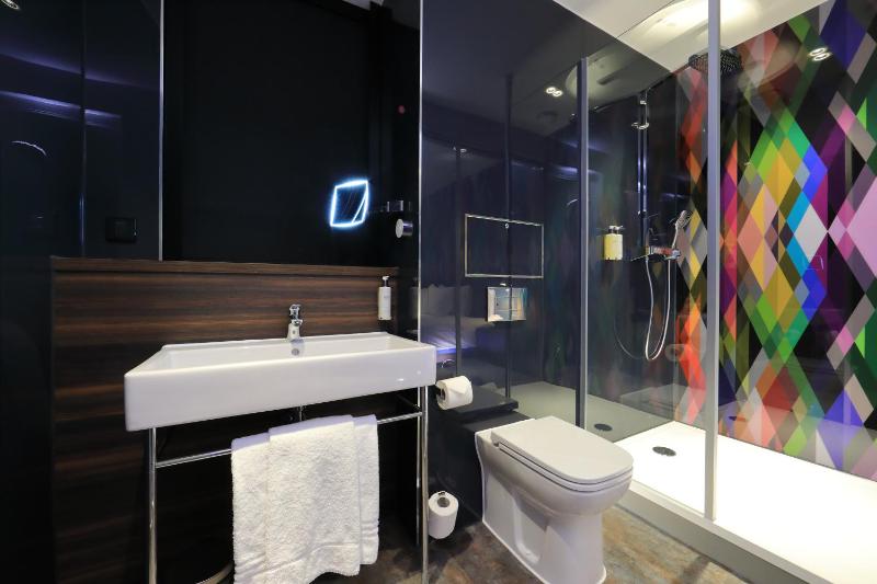 Twin Room image 3
