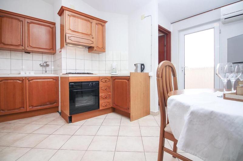 One-Bedroom Apartment with Terrace and Sea View image 3
