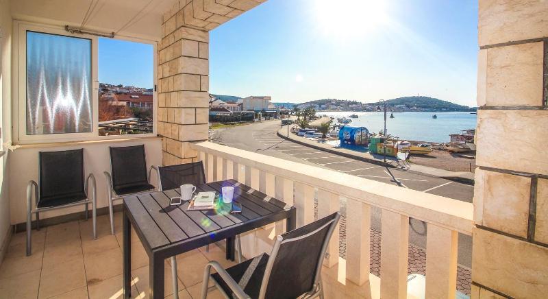 One-Bedroom Apartment with Terrace and Sea View image 3