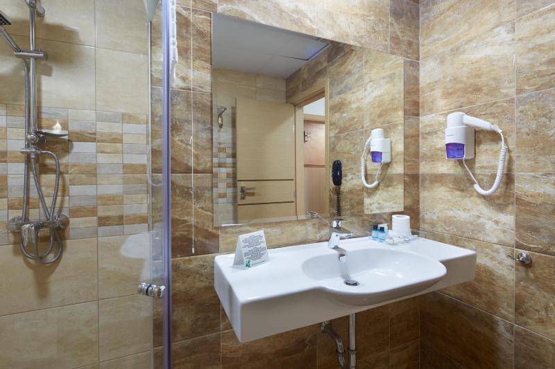 Standard Double or Twin Room with Sea View (2 Adults + 1 Child) image 2
