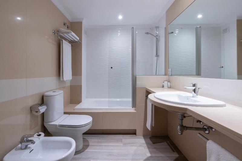 Double Room with Extra Bed image 4