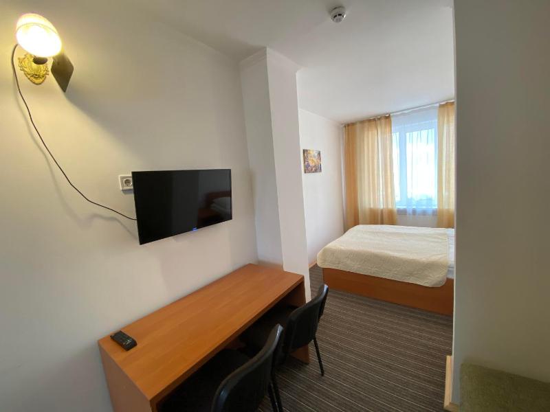 Double Room with Extra Bed image 3