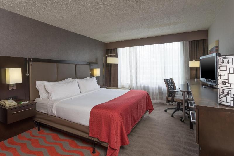 Standard King Room image 3
