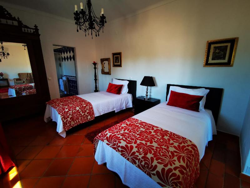 Twin Room image 3