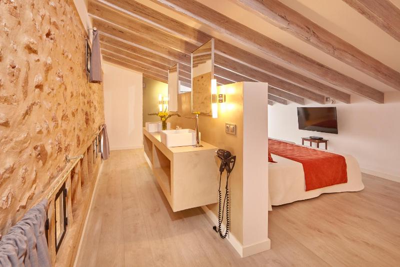 Standard Double Room image 2