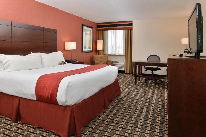 Standard King Room image 3