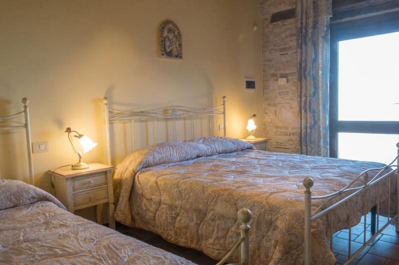 Deluxe Triple Room image 3