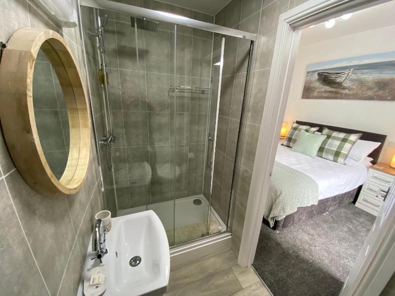 Deluxe King Room image 2